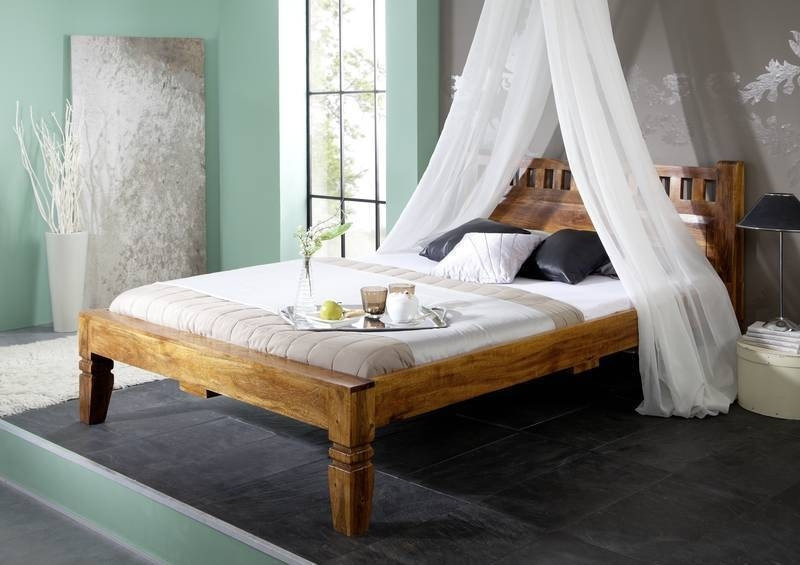 drevená masívna posteľ