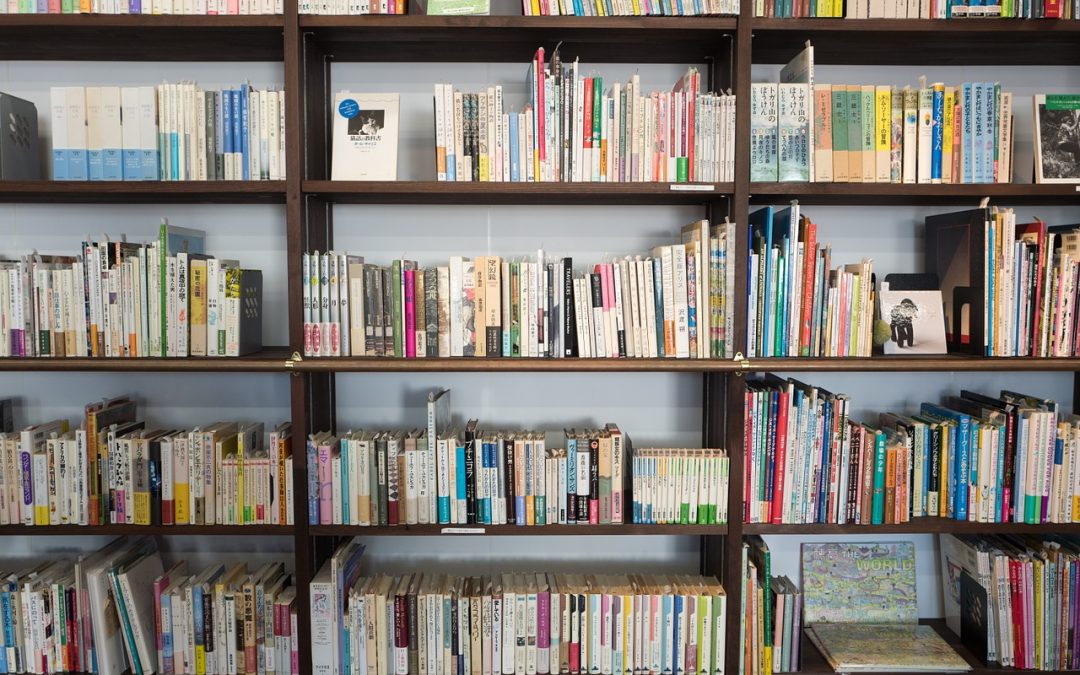 Regály na knihy sa hodia do obývačky, kancelárie aj detskej izby. Ako a kde nájsť tie najlepšie?